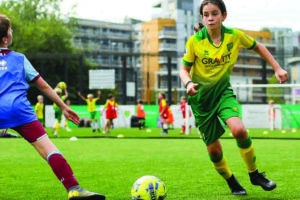 Meisje in voetbal duel met een jongetje tijdens de voetbaldagen - Soccertime (1)