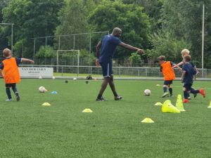 Trainer Fred Appiah geeft aanwijzigingen aan de jeugdspelers - Soccertime