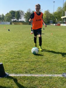 Speler dribbelt door de smartgoals - Soccertime voetbaldagen