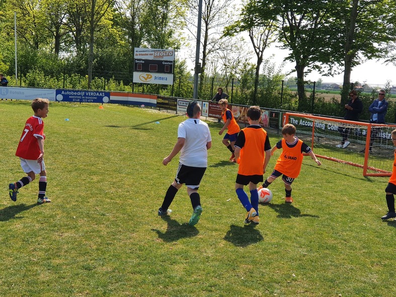 Spelers spelen 4 tegen 4 - Soccertime voetbaldagen