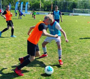 Voetballers spelen een duel - Soccertime voetbaldagen